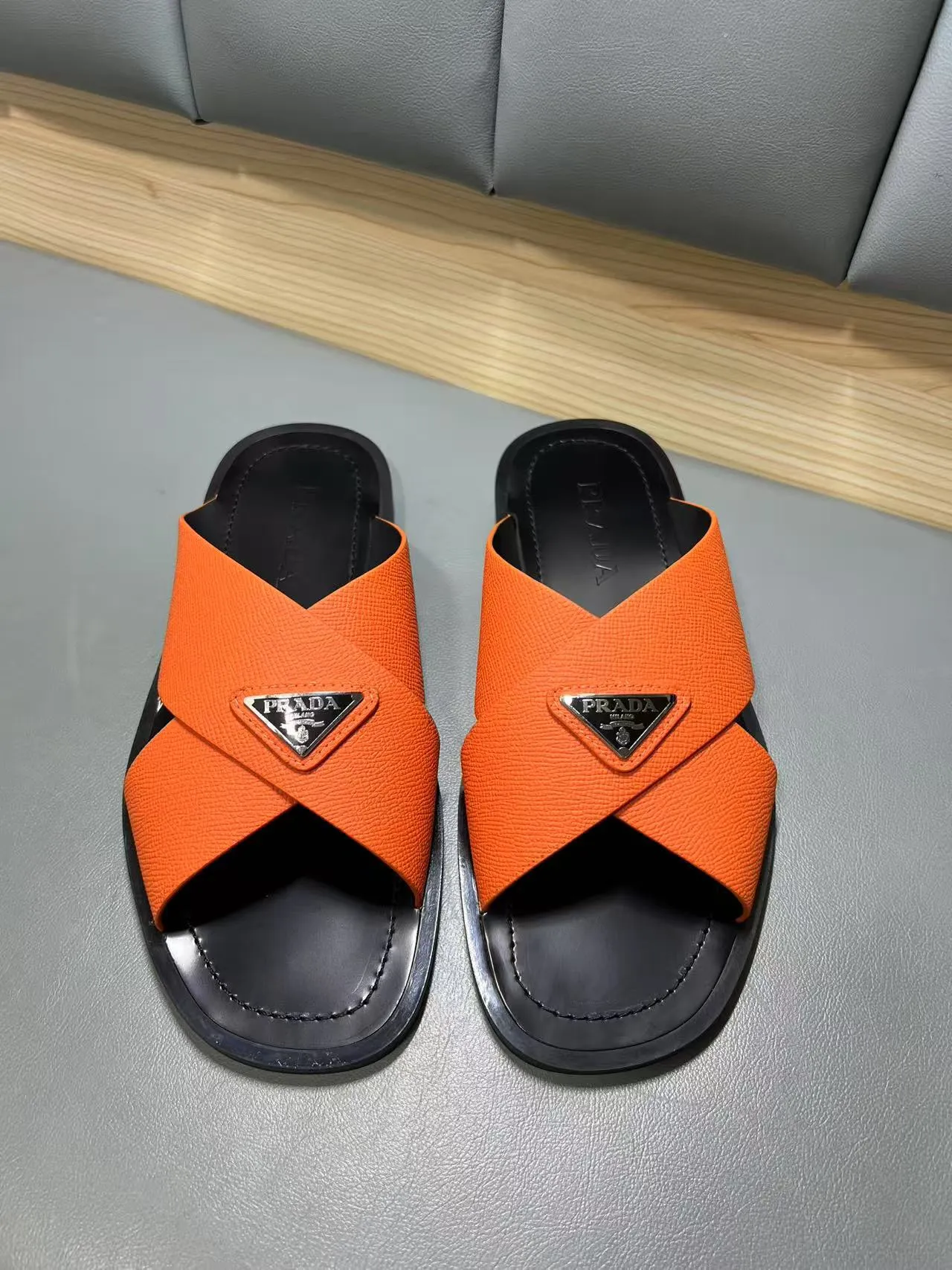 340💰PRADA Prada’s latest slippers are synchronized with the official website. This slipper is made of the brand’s unique and iconic Saffiano leather. The brand logo jumps out from the double straps, and the brand style is clearly visible. Cowhide gives men elegant charm and functional design, making it an ideal choice for vacation and leisure. Size:38-45